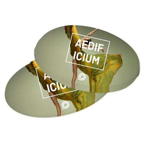 Owalna naklejka papierowa.