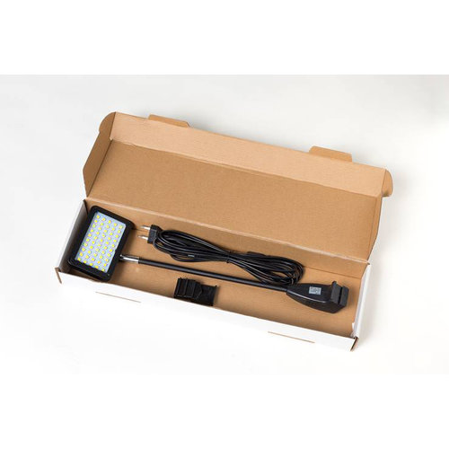 Czarna lampa LED z kablem i wtyczką do wyświetlaczy.